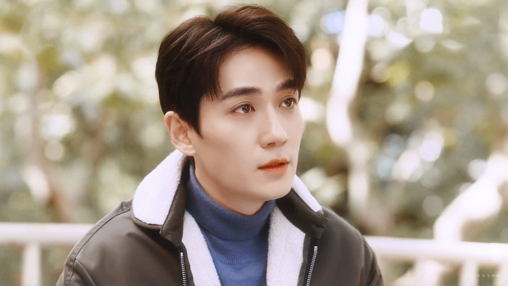 比赛现场观众热情高涨，为双方加油助威，比赛加油助威的口号