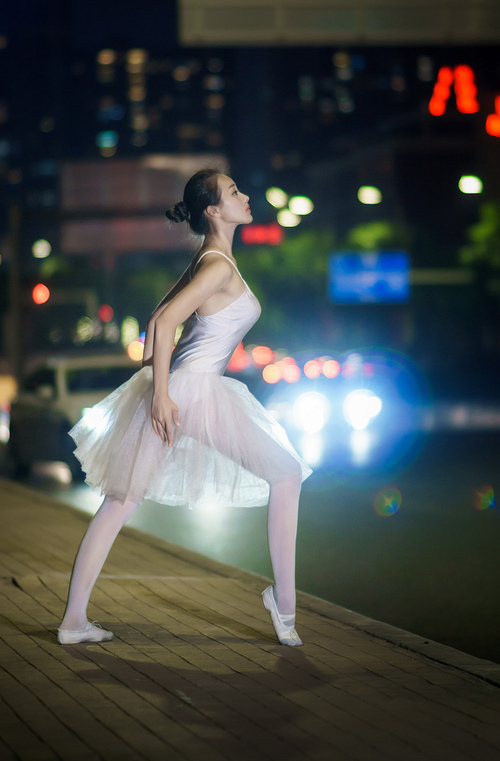 决赛红牌风波加剧球队困境,红牌下场停赛吗